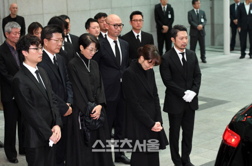 [SS포토]김주혁 보내는 이유영과 유가족들