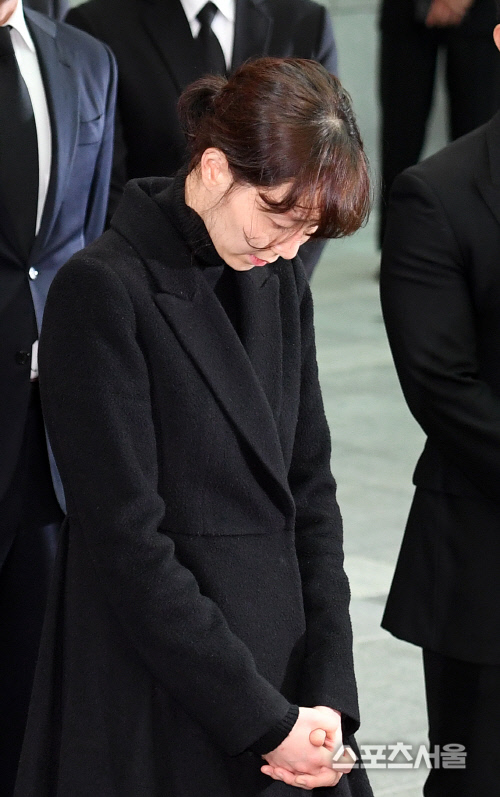 [SS포토]김주혁 발인, 슬픔에 빠진 이유영