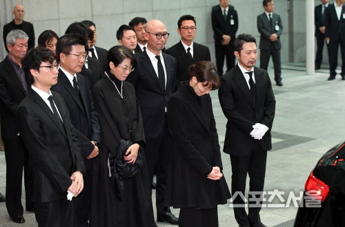 [SS포토]김주혁 보내는 이유영과 유가족들