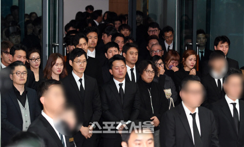[SS포토]김주혁 발인, 슬퍼하는 황정민-김지수-유준상-김준호