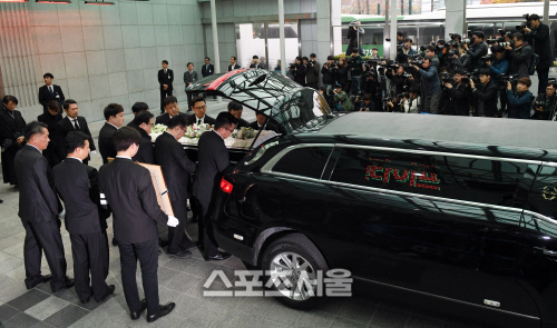 [SS포토]교통사고로 세상 떠난 배우 김주혁 발인