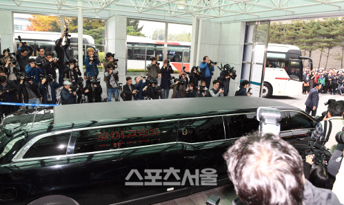 [SS포토]발인 끝내고 장례식장 출발하는 故 김주혁
