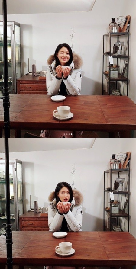 설현, 커피향 머금고…화보 같은 일상