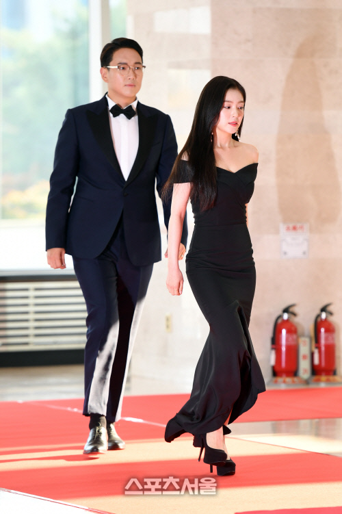 [SS포토]대중문화예술상 MC 맡은 레드벨벳 아이린과 장성규 아나운서