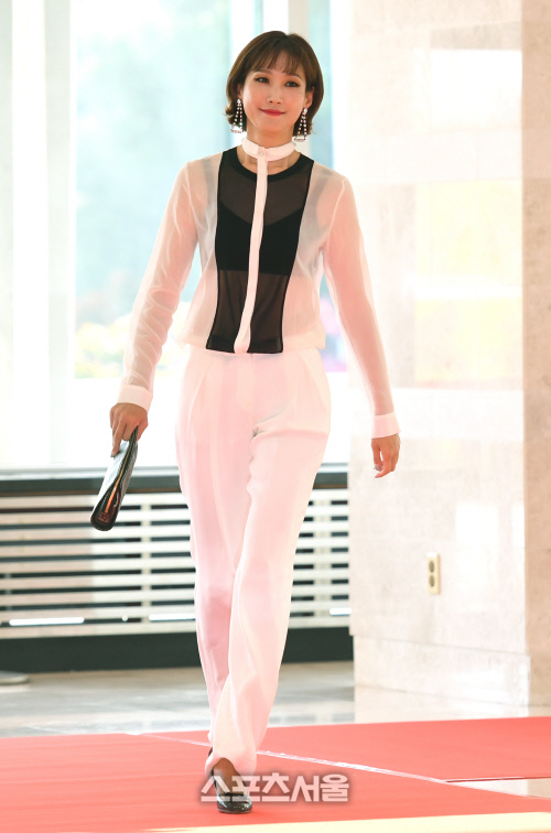 [SS포토]모델 이선진, 시스루 패션으로 과감하게!