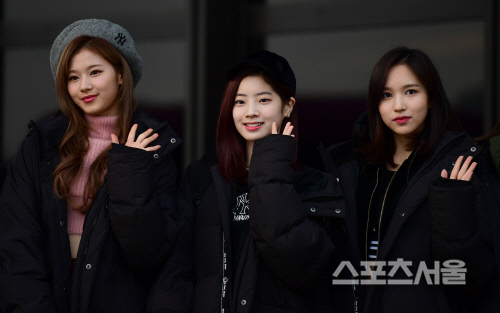 [SS포토] 트와이스 사나-다현-미나, 심쿵 손인사