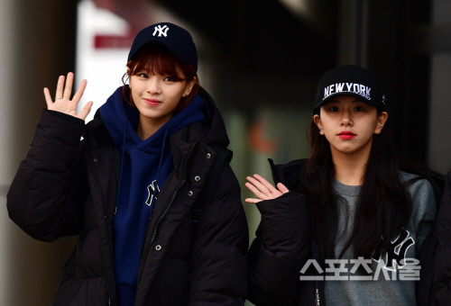 [SS포토] '트와이스' 정연-채영, 아침을 여는 손인사