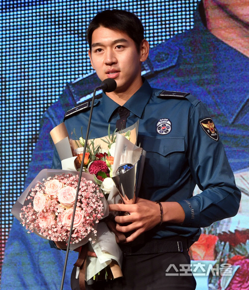 [SS포토] \'평균자책점상\' 이대은, 더 좋은 야구 선수가 되겠다!