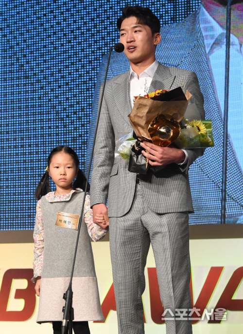 [SS포토] \'도루상\' 박해민, 여동생을 손을 꼭 잡은 채로~