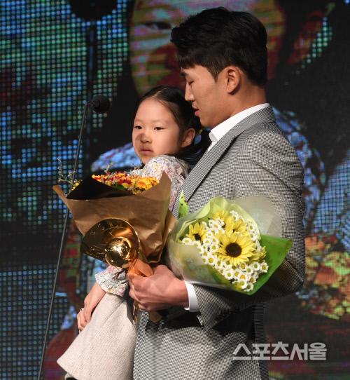 [SS포토] \'도루상\' 박해민, 여동생을 손을 꼭 잡은 채로~