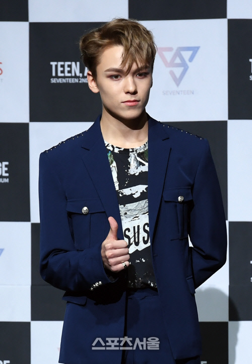 [SS포토]포즈 취하는 세븐틴의 버논