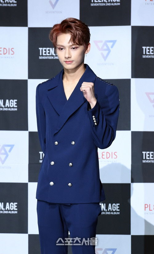 [SS포토]준, \'세븐틴 파이팅!\'