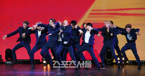 [SS포토]세븐틴 쇼케이스, 멤버들의 열정적인 안무