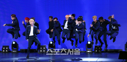 [SS포토]세븐틴 쇼케이스, 다 함께 공중부양!