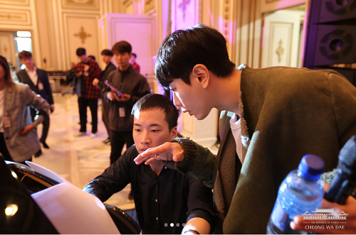 박효신 옆 정재일 '모자이크 처리' 굴욕…청와대, "담당자 실수" 사과 