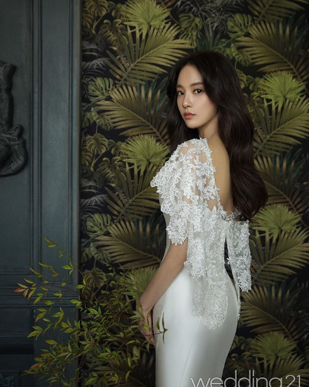 이주연, 웨딩드레스 입고 치명적인 뒤태 공개