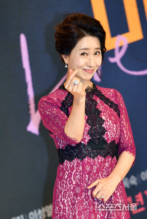 \'미워도 사랑해\' 송옥숙, 중년여배우의 깜찍함이란? [SS포토]