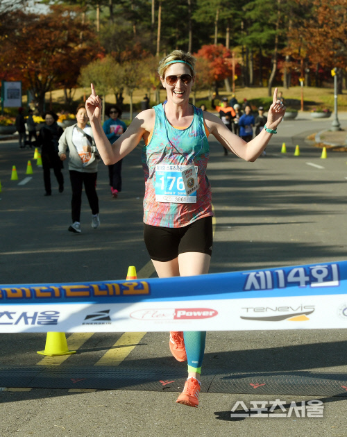 [SS포토] 스포츠서울 마라톤대회, 여자 10km 1위 수상자는?