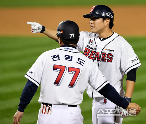 [SS포토] 류지혁, 김재호의 공백을 메우는 적시타!