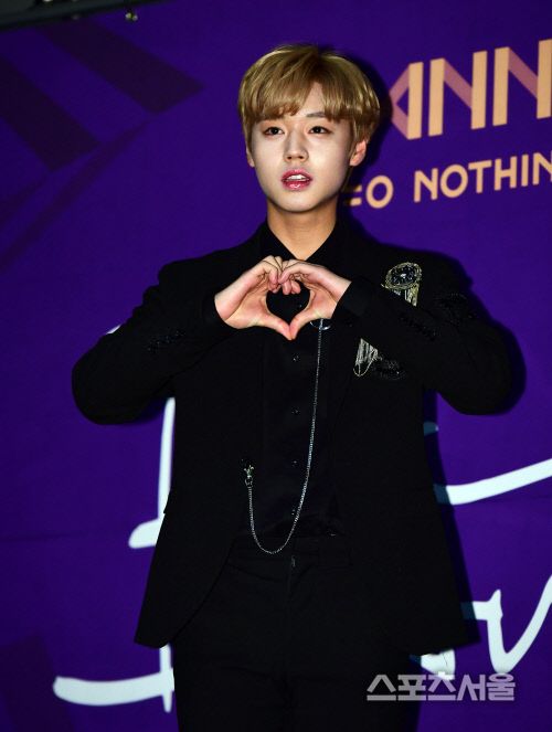 [SS포토] 워너원 박지훈, 금발 미소년의 하트