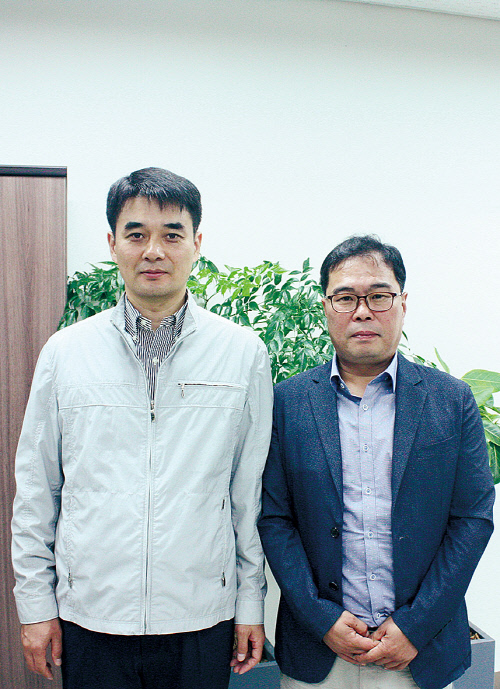 캐드젠(주) 김성환 대표(오른쪽), 김성민 실장