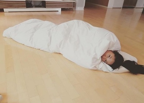 설현, 날씨가 너무 추운 나머지…애벌레로 변신!