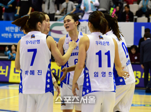 [SS포토] 3연승 우리은행 \'힘들게 이겼어\'