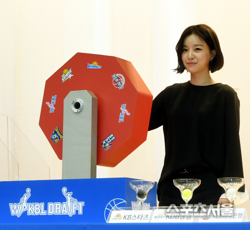 [SS포토] 이향 아나운서, 여자 농구의 미래를 추첨합니다~