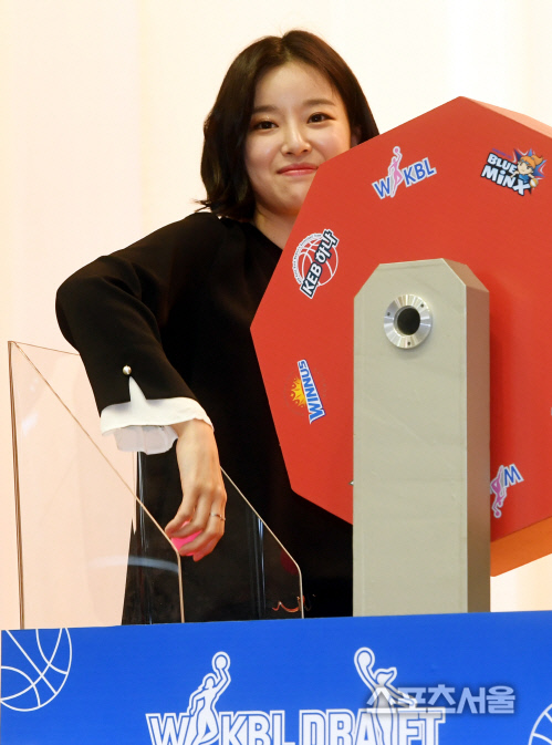 [SS포토] 이향 아나운서, 여자농구 미래를 결정짓는 손?