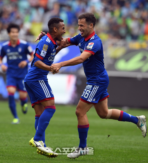 [SS포토]산토스의 선제골로 앞서 나가는 수원