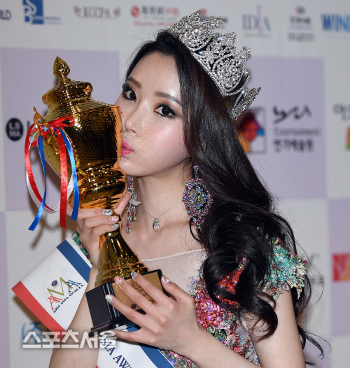 [이주상의 e파인더]'2017 미스아시아 어워즈'1위 이예니, "수능시험 본 동생을 챙겨줘야 해요~"