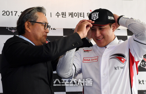 [포토]황재균에게 모자 씌워주는 김진욱 감독