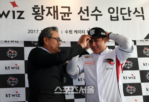 [포토]kt 위즈의 모자를 쓰는 황재균
