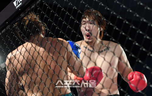 [포토]우치다 노보루 거칠게 몰아붙이는 최홍만