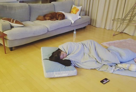 [★SNS] "이불 밖은 위험해" 설현, 이불 속에서 얼굴만 '빼꼼'