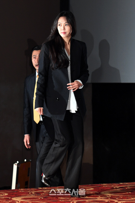 김민희, 영화 '밤의 해변'으로 히혼 영화제 여우주연상 수상