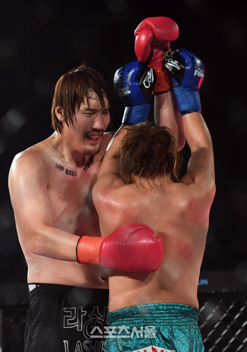 [포토]최홍만의 팔을 들어올리는 우치다 노보루