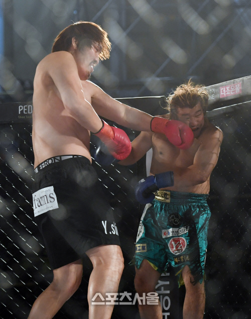 [포토]우치다 노보루에게 펀치 퍼붓는 최홍만