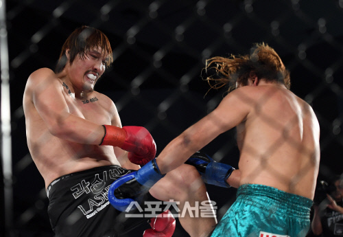 [포토]니킥 시도하는 최홍만