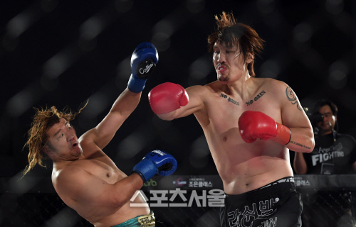 [포토]최홍만의 주먹 피하는 우치다 노보루