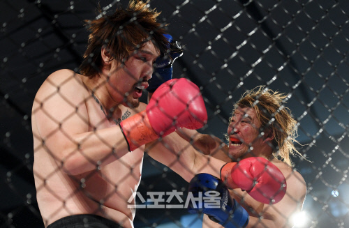 [포토]투지 넘치는 경기 펼치는 최홍만과 우치다 노보루