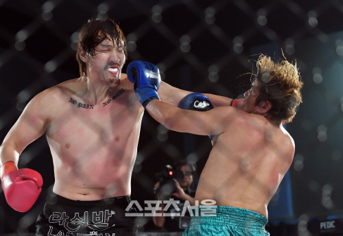 [포토]우치다 노보루에게 펀치로 다운 빼앗는 최홍만