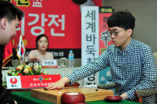 [바둑단신]농심배 '싹쓸이 스타' 신민준, 7연승 문턱서 역전패 外