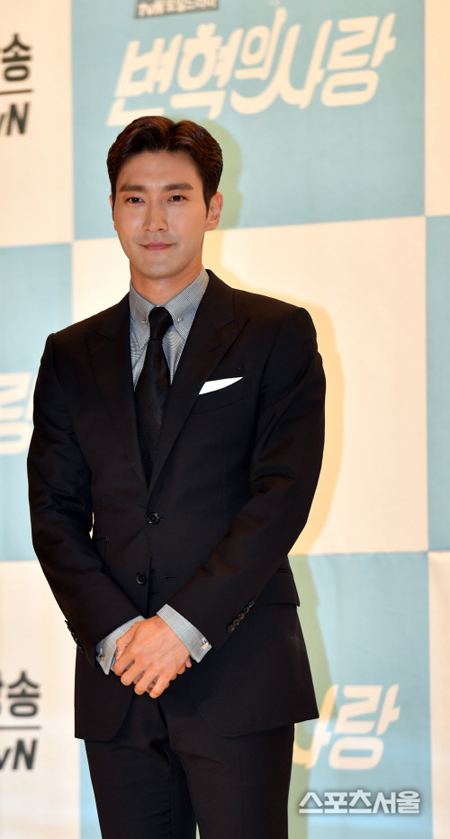 최시원, 4月 컴백 슈주 앨범 참여…반려견 논란 후 첫 행보