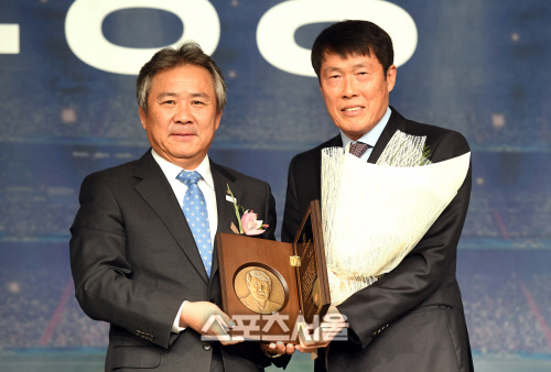[포토]대한체육회장으로부터 \'스포츠영웅\' 헌액패 전달받는 차범근 감독
