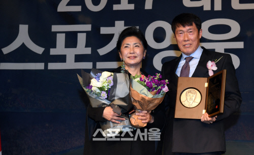 [포토]아내와 함께 기쁨을 나누는 차범근 전 감독