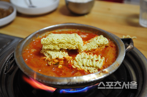 김치찌개 굴다리식당