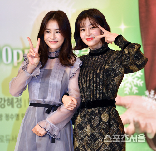 '저글러스'  두 여배우의 깜찍한 V[포토]