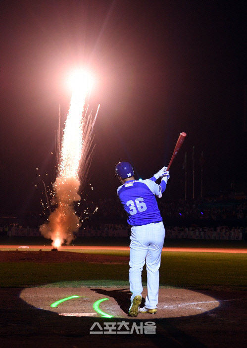 [SS포토]이승엽, 은퇴식 홈런 간다!