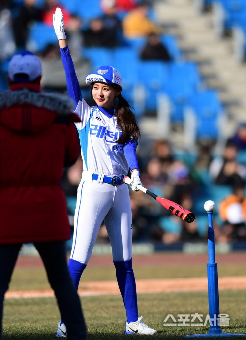 [포토] 박지영 아나운서 \'야구여신 실력을 보여주마\'